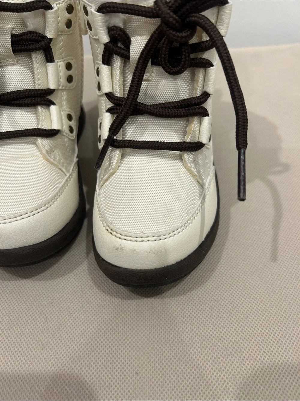 Polo Ralph Lauren Girl’s snow boots featuring a white nylon upper, Size 8
